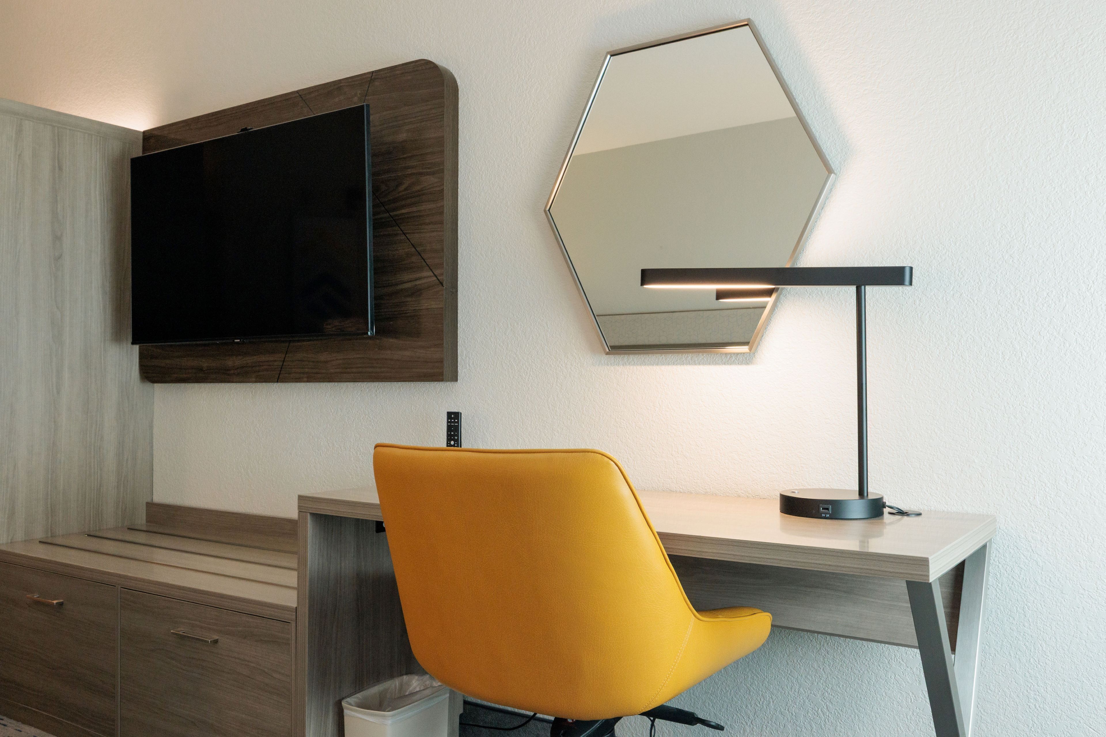 standard room, 1 king bed | 1 bedroom, in-room safe, desk, blackout curtains