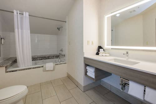 Duschwanne, kostenlose Toilettenartikel, Haartrockner, Handtücher