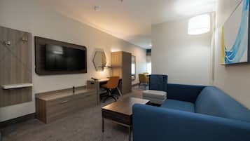 Safe på rommet, skrivebord, blendingsgardiner og lydisolert