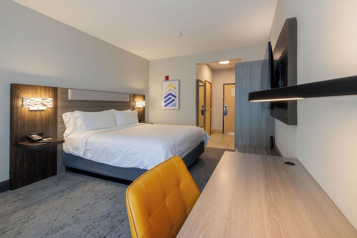 Suite, 1 cama de matrimonio grande | 1 dormitorio, caja fuerte, escritorio y cortinas opacas