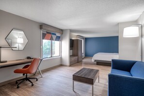 Suite, 1 cama de matrimonio grande (Extra Floor Space) | 1 dormitorio, escritorio, tabla de planchar con plancha y wifi gratis
