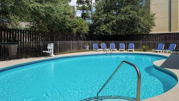 Una piscina al aire libre de temporada