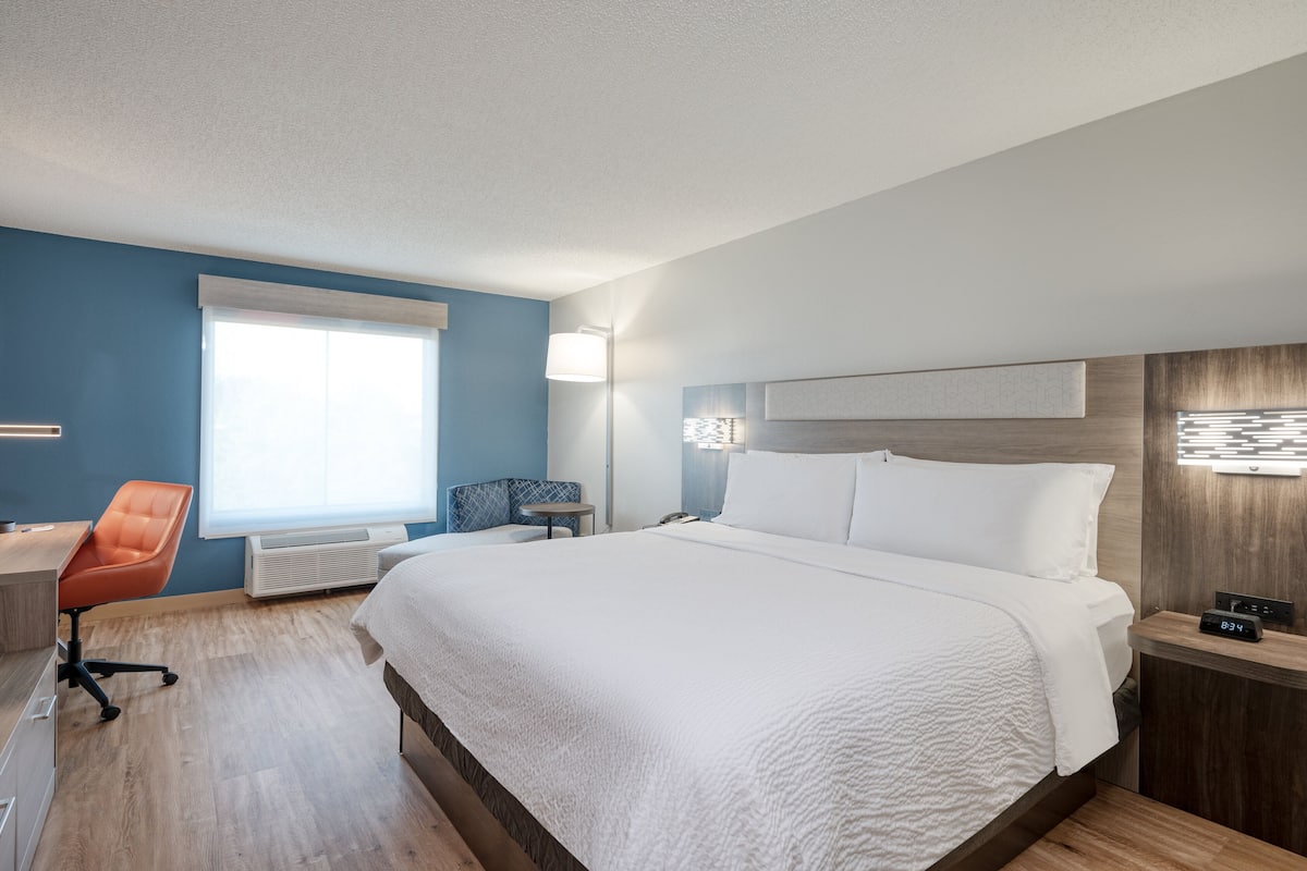 Desk, iron/ironing board, free WiFi, bed sheets