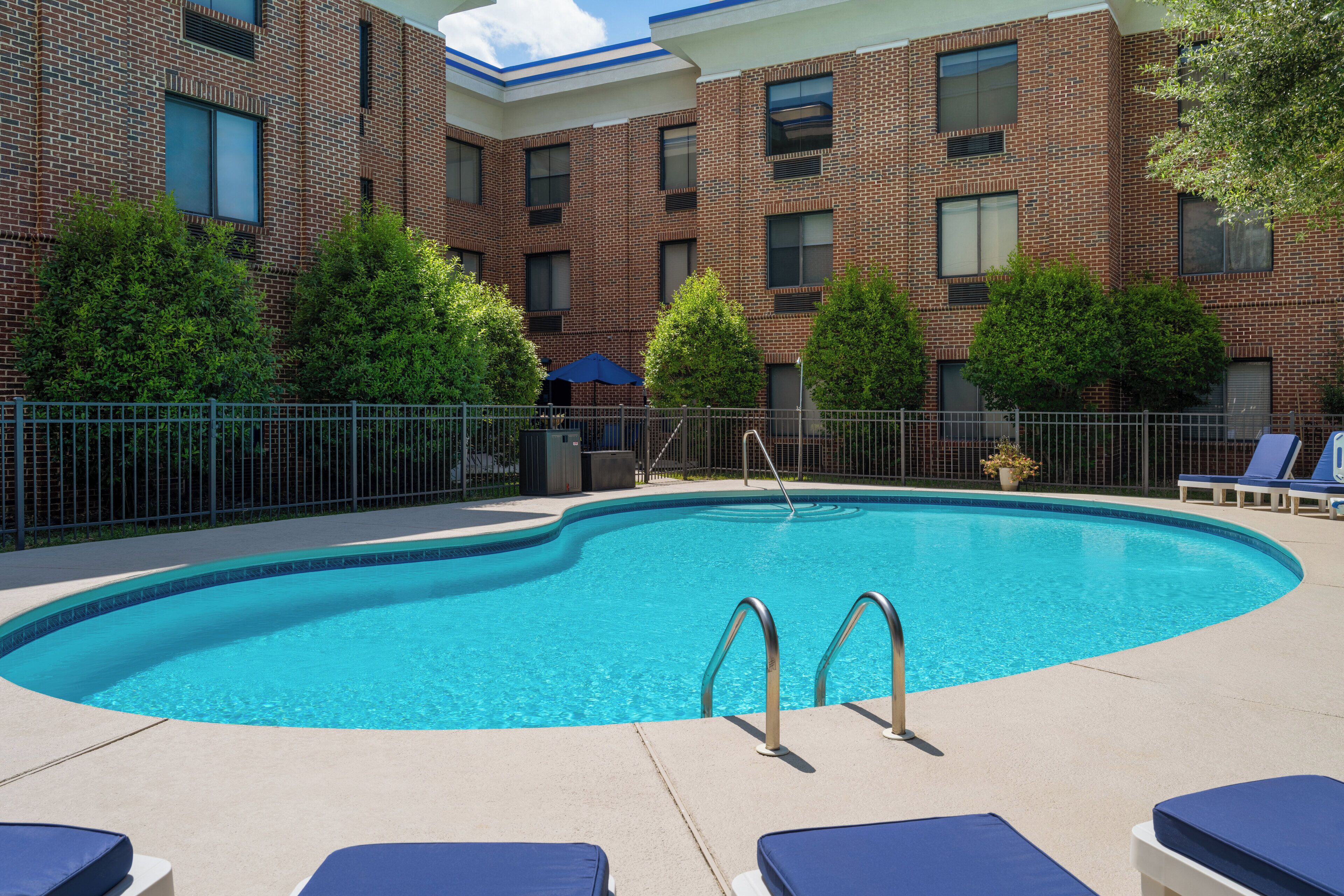 季节性开放的室外游泳池