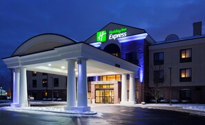 A Holiday Inn Express hotel with a covered entrance, columns, and a brick facade. - Holiday Inn Express Milwaukee North Brown Deer/Mequon by IHG (Milwaukee)