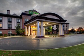 Exterior - Holiday Inn Express Milwaukee North Brown Deer/Mequon by IHG (Milwaukee)