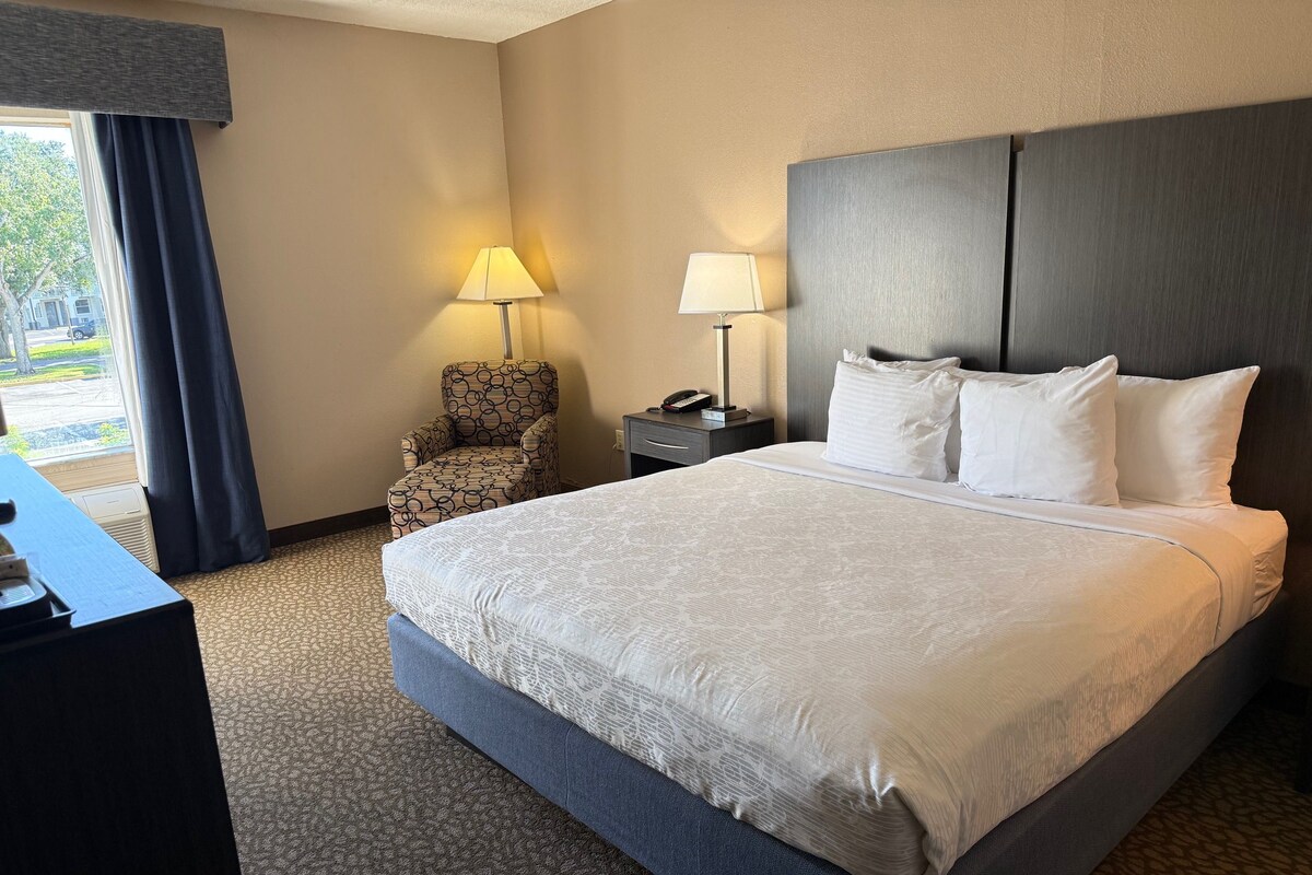 Room, 1 King Bed, Accessible, Non Smoking | Desk, laptop workspace, iron/ironing board, free cots/infant beds