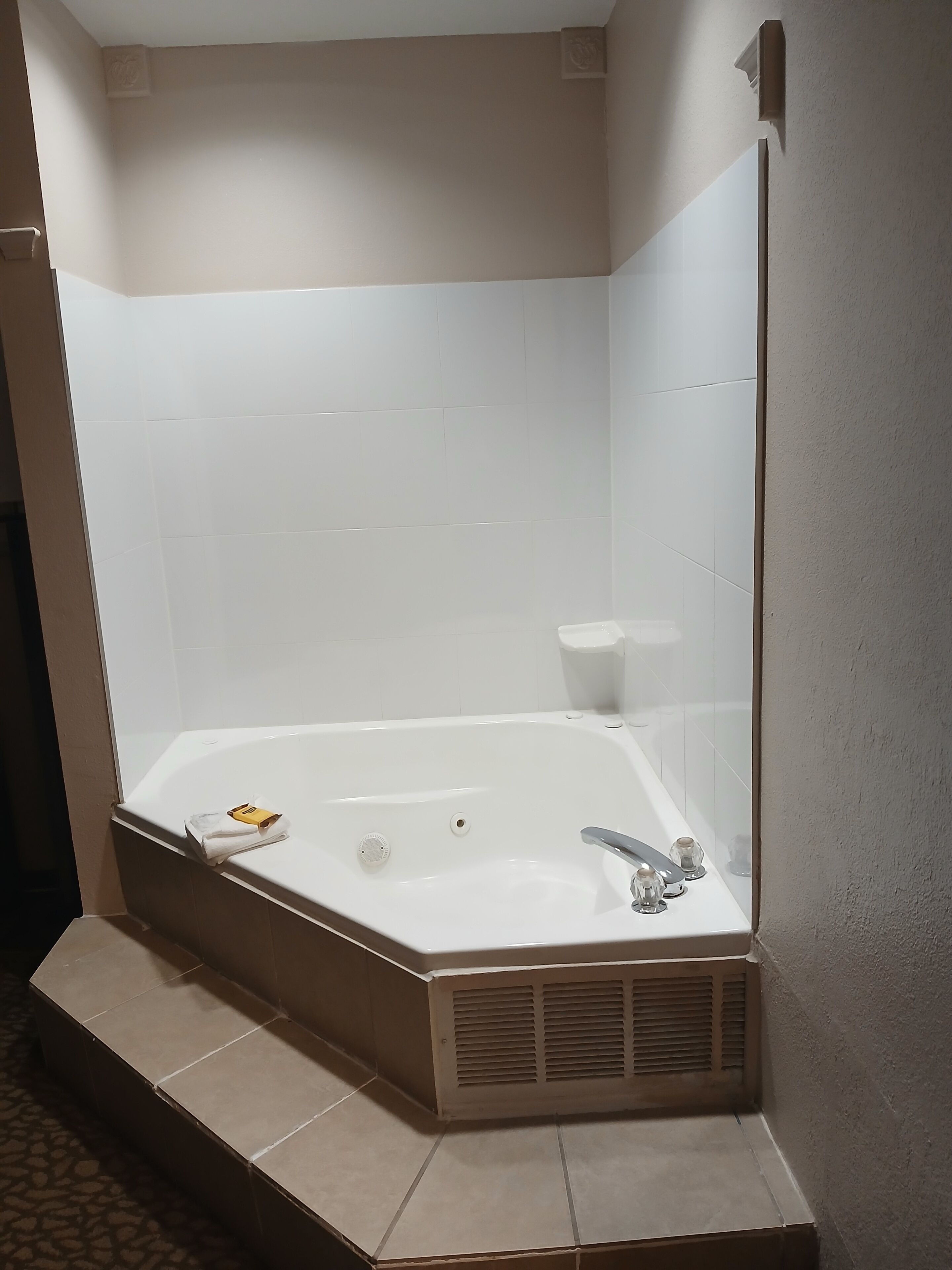 Suite, 1 Tempat Tidur King, Bebas Asap Rokok, jet tub (with Sofabed) | Kamar mandi | Kombinasi shower/bathtub dan perlengkapan mandi gratis