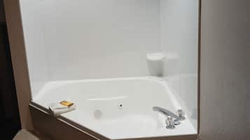 Suite, 1 Tempat Tidur King, Bebas Asap Rokok, jet tub (with Sofabed) | Kamar mandi | Kombinasi shower/bathtub dan perlengkapan mandi gratis