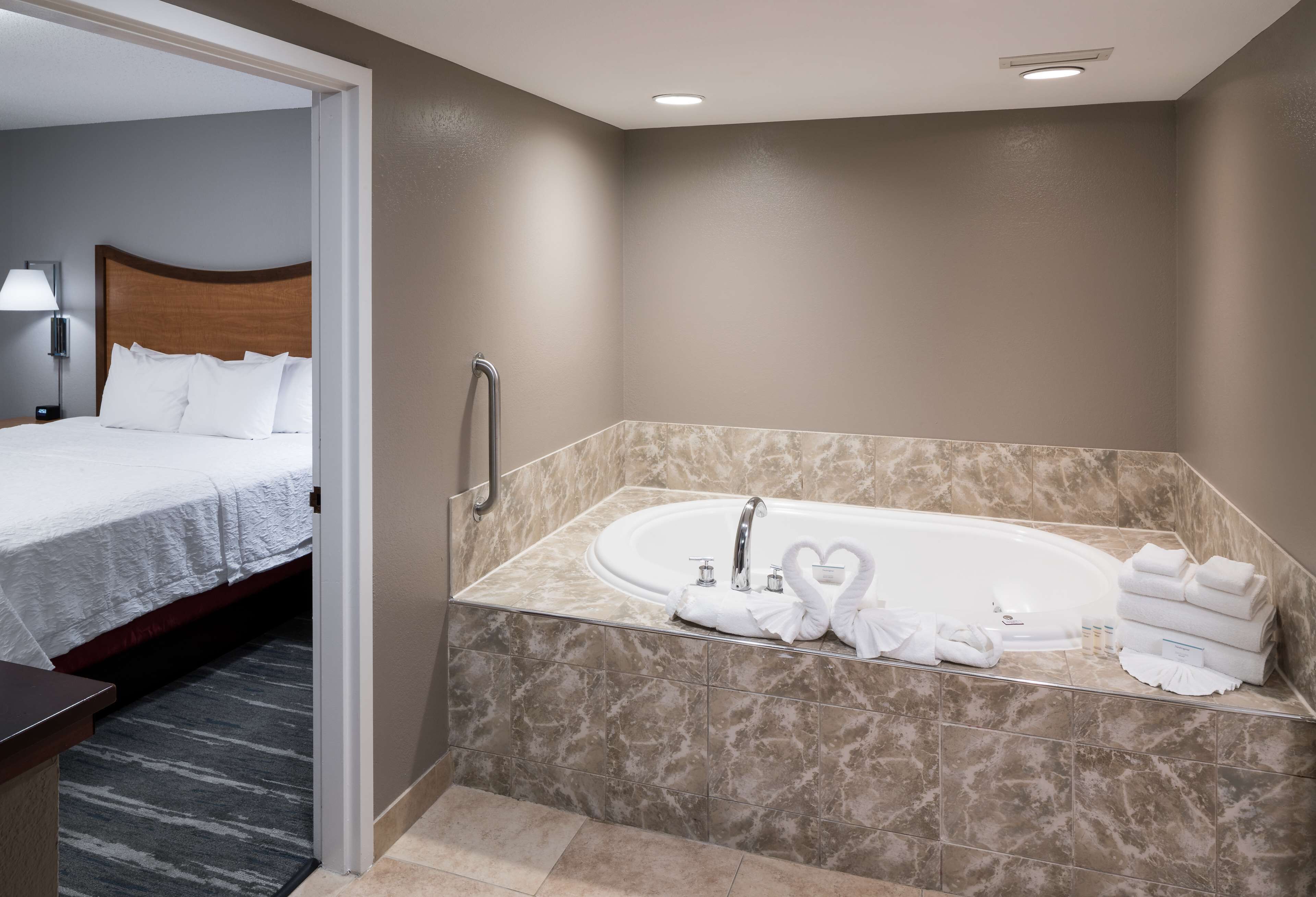 king whirlpool suite non smoking | bathroom | combined shower/bathtub, free toiletries, hair dryer, towels