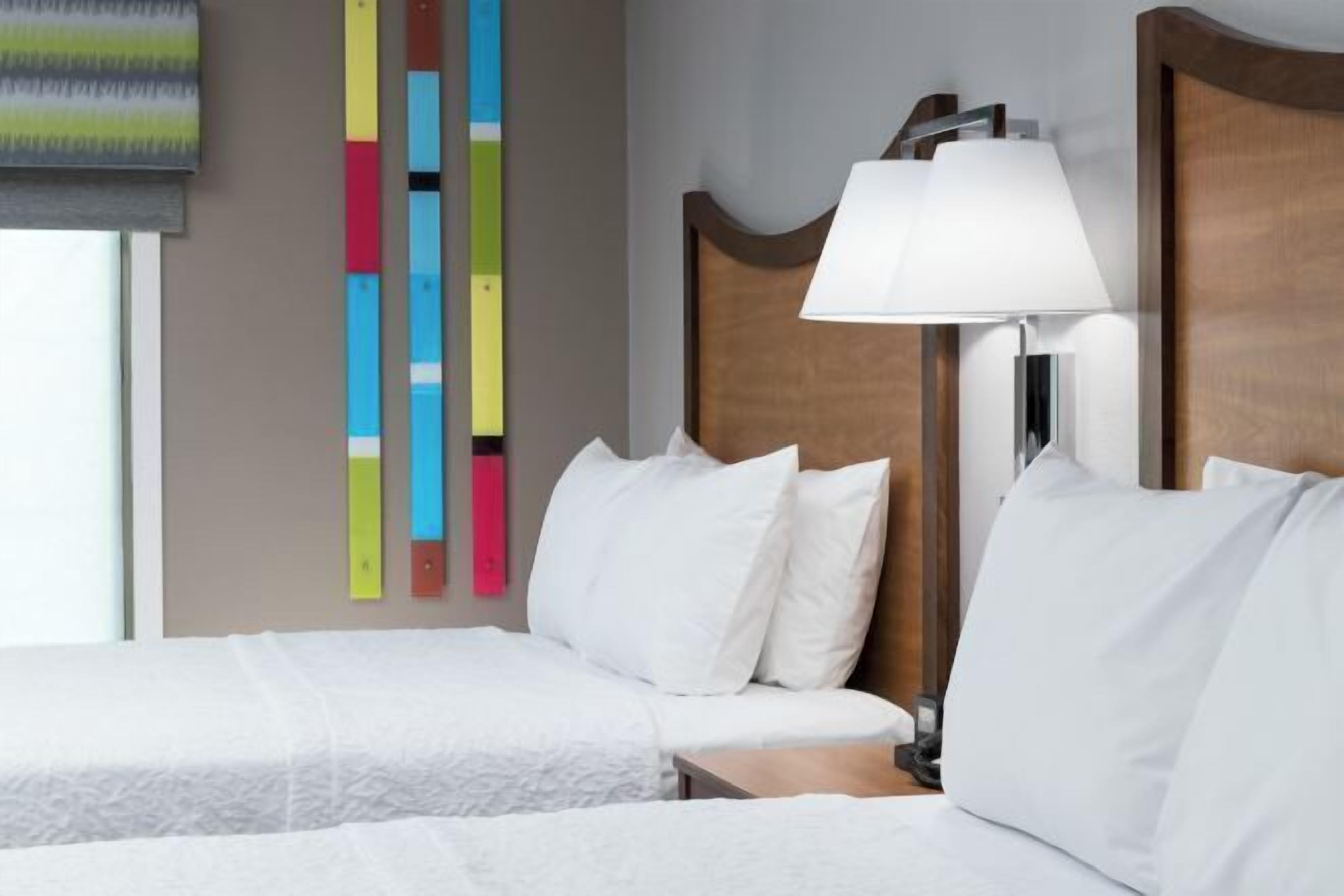 Literie de qualité, coffre-fort, bureau, rideaux d’obscurcissement