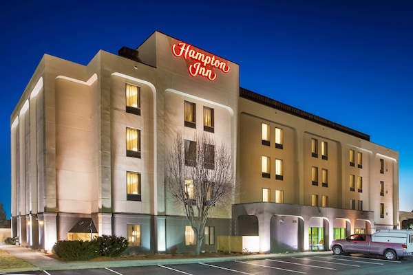 Fachada de la propiedad por la tarde o noche