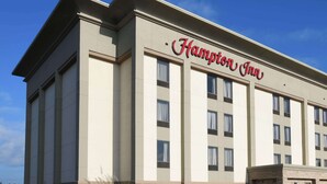 A Hampton Inn hotel building with a modern facade, multiple windows, and a clear sky in the background. - Hampton Inn Dry Ridge (Dry Ridge)