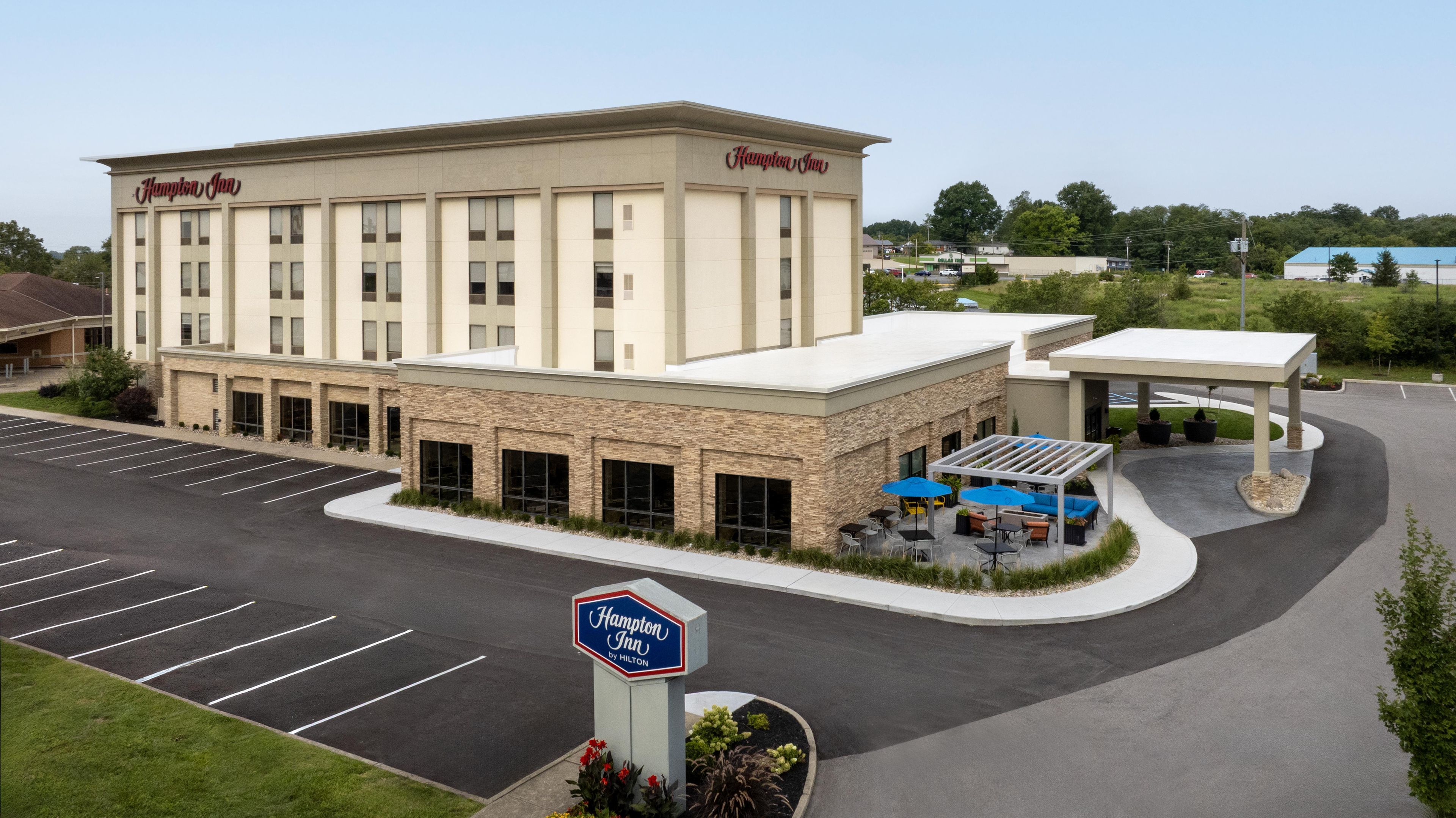 Un hôtel Hampton Inn doté d’un parking, d’un espace extérieur aménagé et d’une terrasse couverte.