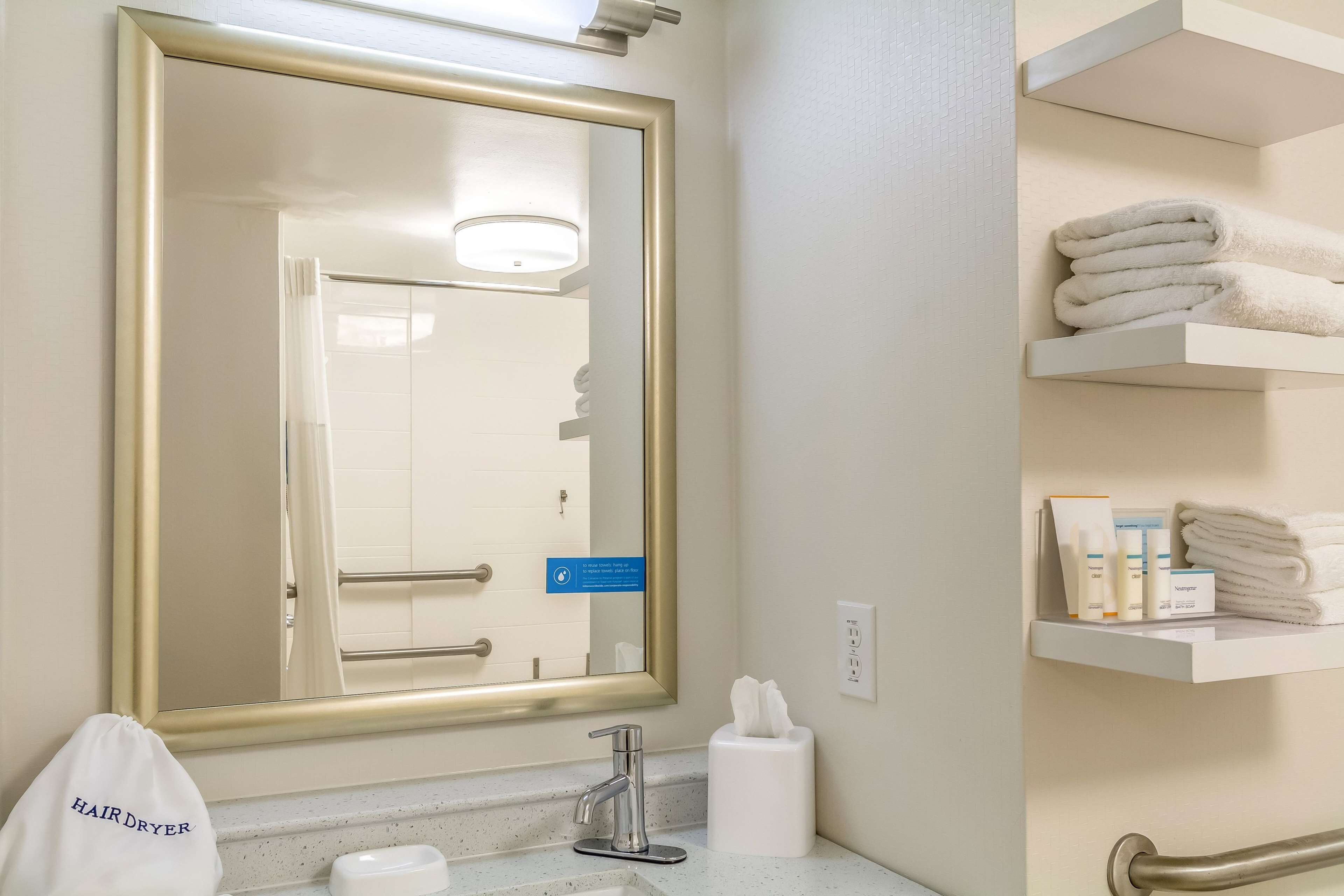 suite, 1 king bed, accessible, non smoking | bathroom | combined shower/bathtub, free toiletries, hair dryer