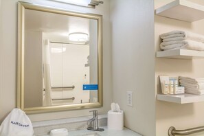 Phòng Suite, 1 giường cỡ king, phù hợp cho người khuyết tật, không hút thuốc | Phòng tắm | Vòi sen/bồn tắm kết hợp, đồ dùng nhà tắm miễn phí, máy sấy tóc 