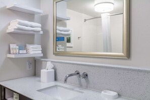 Duschwanne, kostenlose Toilettenartikel, Haartrockner