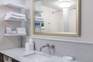 Bañera con ducha, artículos de tocador gratuitos, secador de pelo