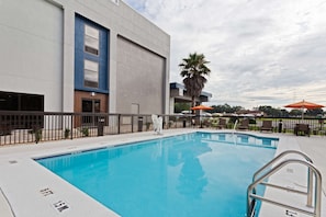 Outdoor pool, open 9 AM to 10 PM, pool umbrellas, pool loungers - Hampton Inn Perry (Perry)