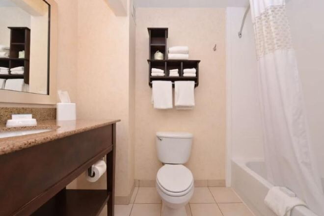 Combined shower/bathtub, free toiletries, hair dryer, towels