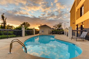 室外游泳池，09:00 至 22:00 开放，池畔遮阳伞，日光浴躺椅