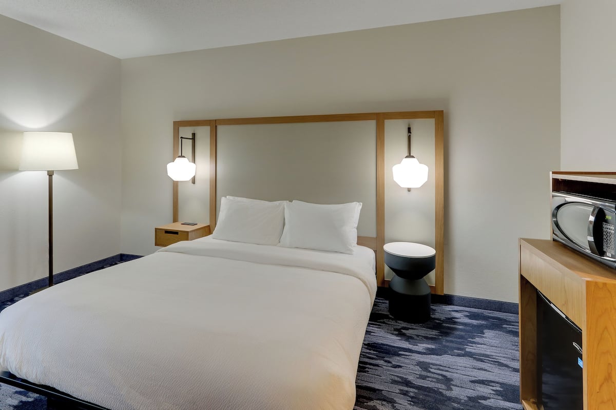 Room, 1 King Bed (Mobility/Hearing Access, Roll-In Shwr) | Desk, laptop workspace, blackout drapes, iron/ironing board