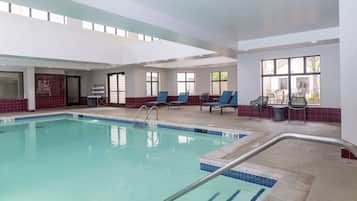 Piscina coperta, con ingresso dalle 09:00 alle 22:00, lettini
