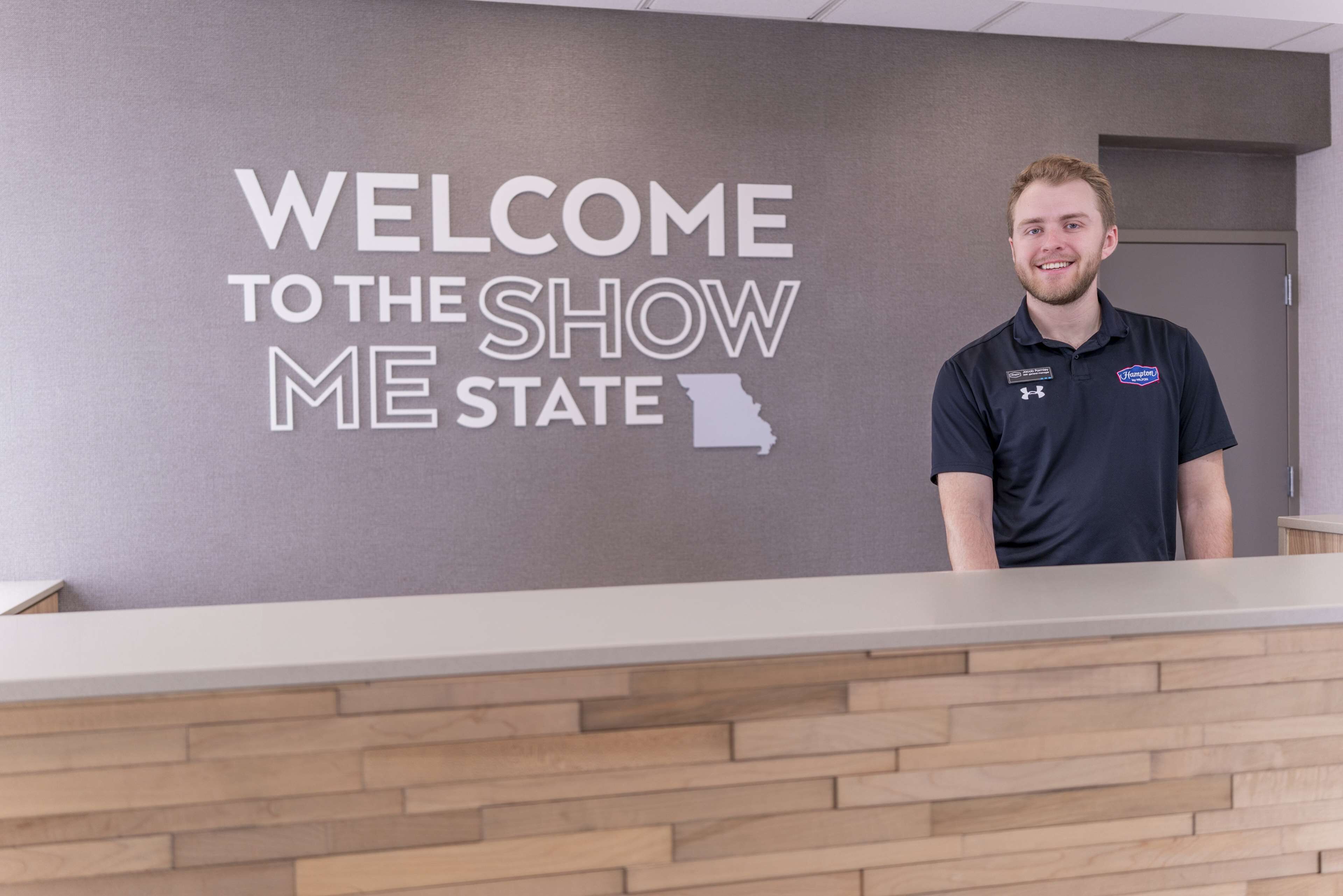 En receptionsdisk med en velkomstskilt til Show Me State arrangementet.