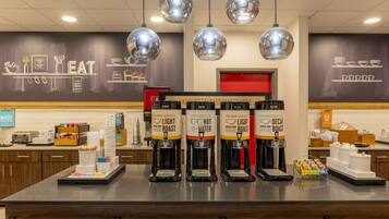 Café da manhã com buffet grátis todos os dias