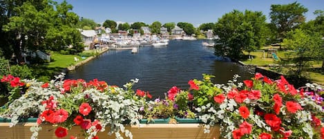 Schreibtisch, laptopgeeigneter Arbeitsplatz, Verdunkelungsvorhänge