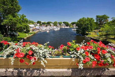 Escritorio, espacio para trabajar con un portátil, cortinas opacas. Hampton Inn & Suites Providence/Warwick-Airport