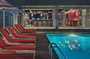 Una piscina al aire libre (de 08:00 a 21:00), sombrillas, tumbonas