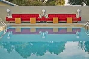 Piscine extérieure, accÚs possible de 8 h à 21 h, parasols