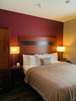 Ropa de cama de alta calidad y espacio para trabajar con laptop