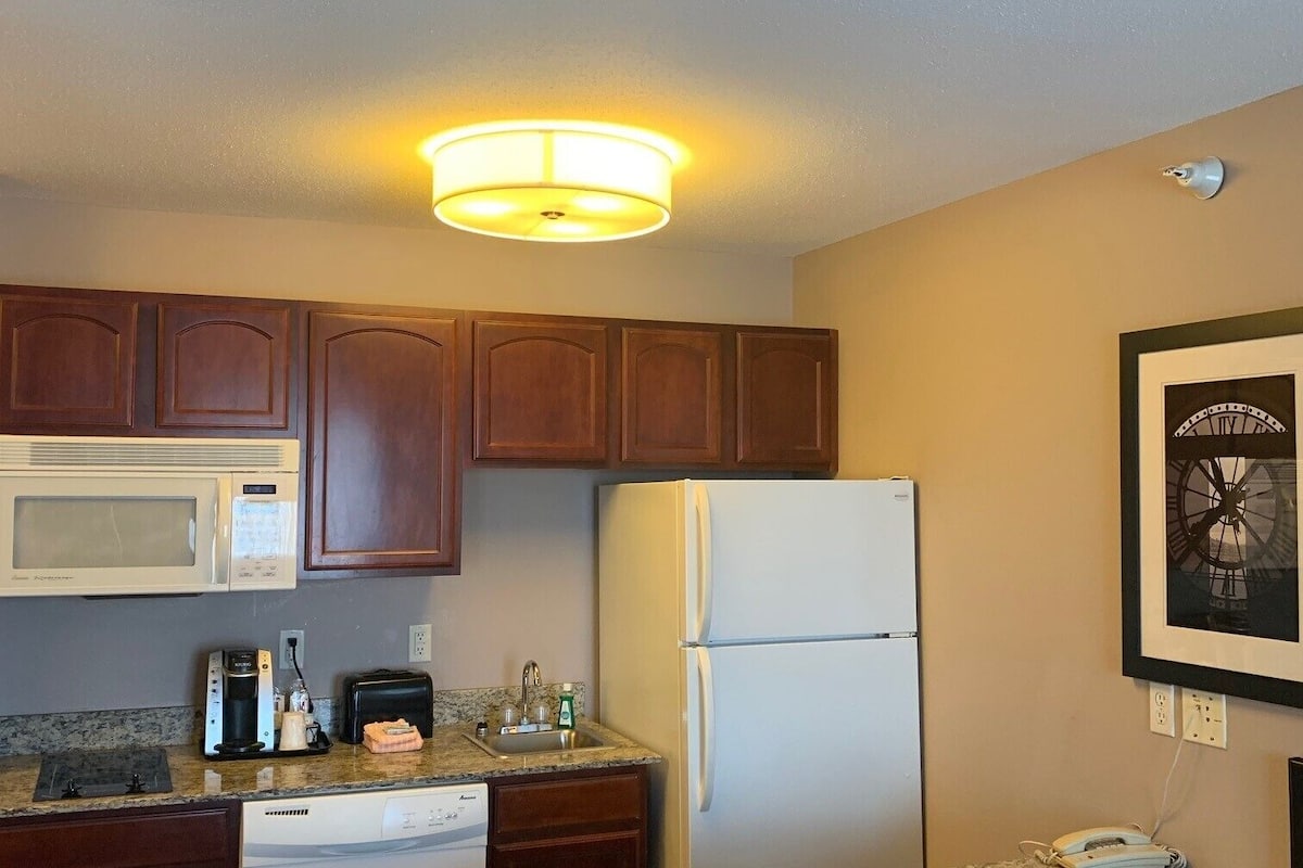 suite, 1 bedroom | private kitchen | fridge, microwave, stovetop, dishwasher