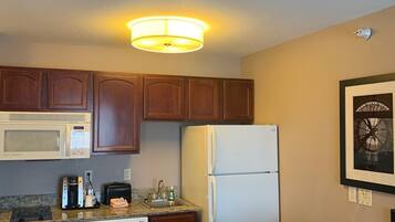 Suite, 1 grand lit | Cuisine privée | Réfrigérateur, micro-ondes, plaque de cuisson, lave-vaisselle