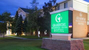 Fachada del alojamiento - Noche