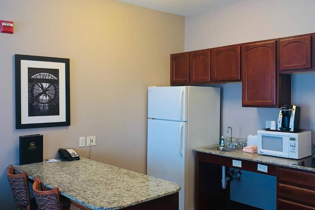 fridge, microwave, stovetop, dishwasher