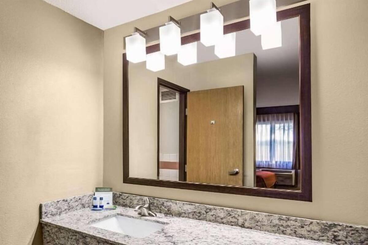 Bathroom | Free toiletries, hair dryer, towels