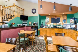 Free daily full breakfast  - AmericInn by Wyndham Blue Earth (Blue Earth)