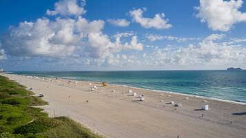 In Strandnähe, weißer Sandstrand, Strandtücher