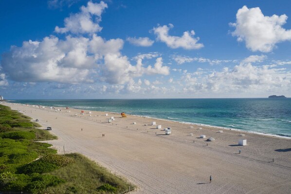 Nær stranden, hvit sand og strandhåndklær