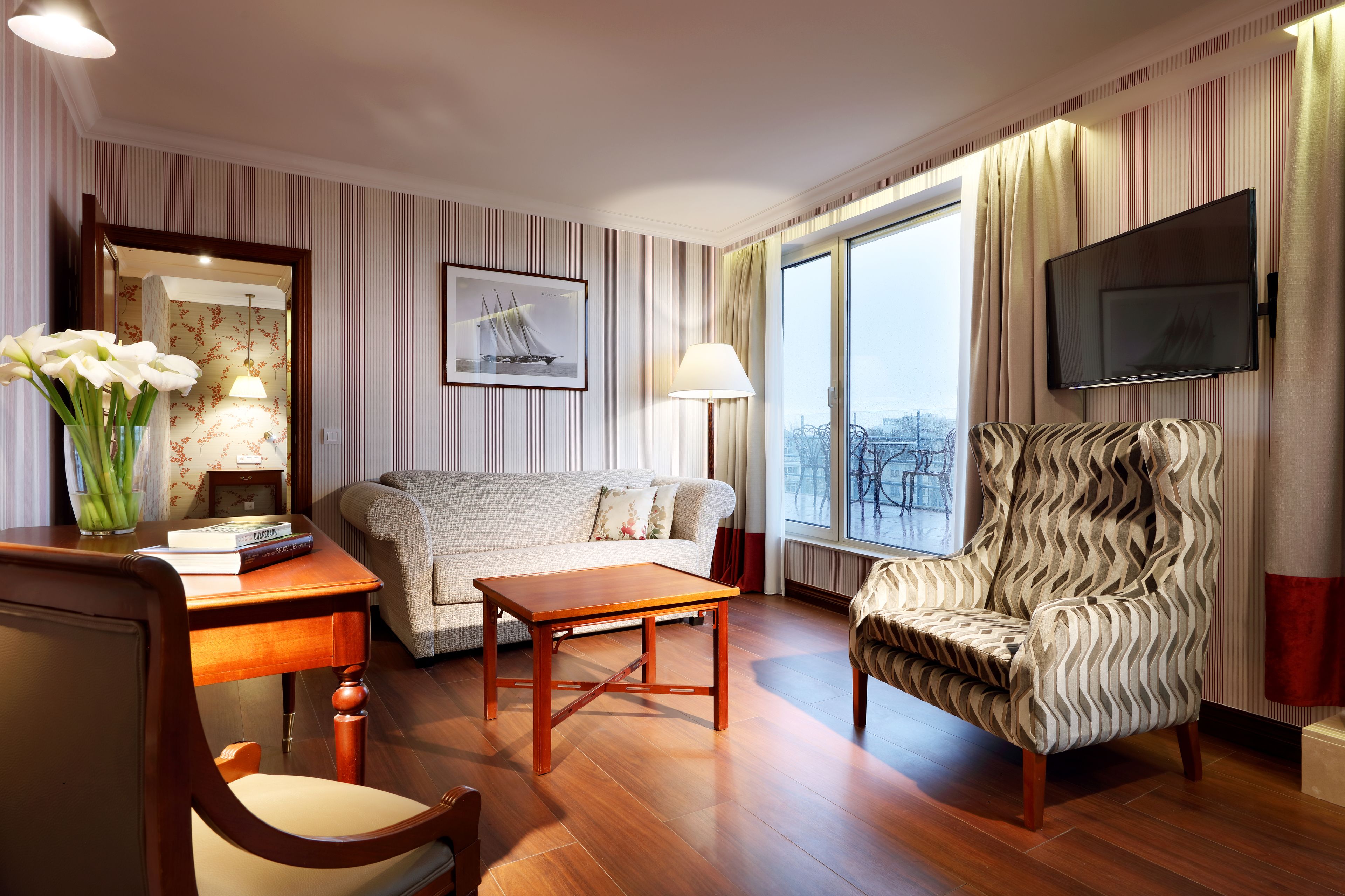 minibar, in-room safe, individually decorated, desk