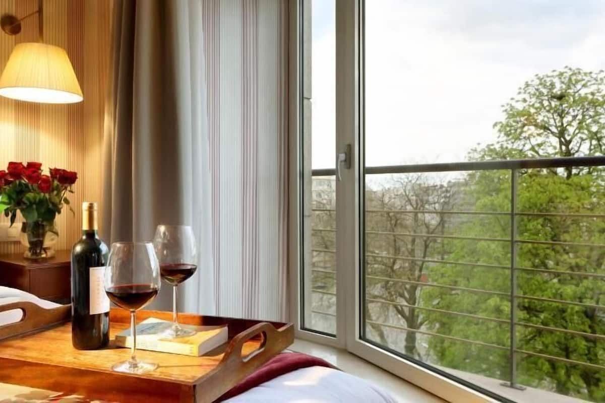 Minibar, safe på rommet, skrivebord og blendingsgardiner