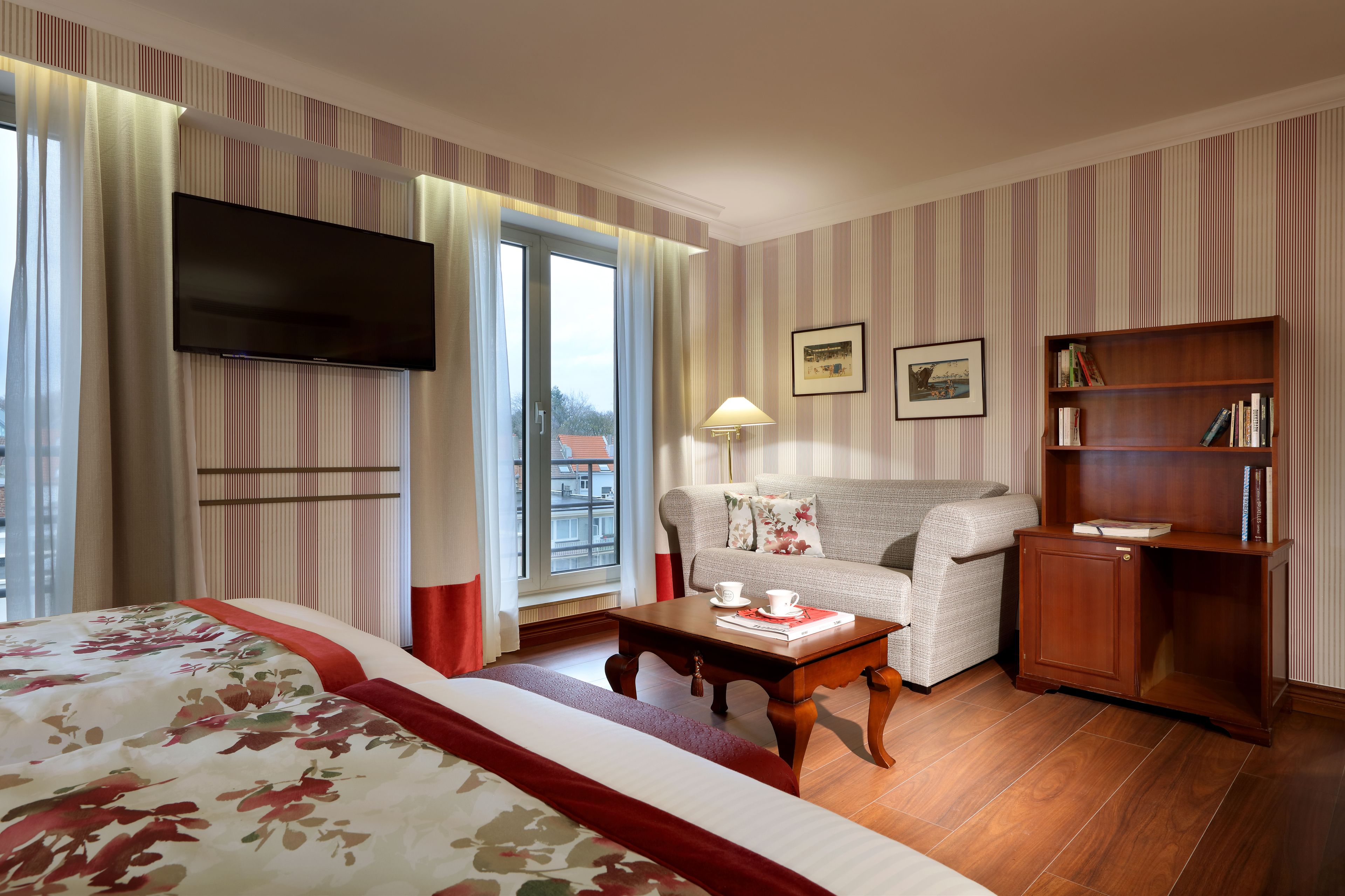 minibar, in-room safe, individually decorated, desk