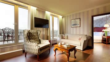 Minibar, odada kasa, ayrı ayrı dekore edilmiş, masa