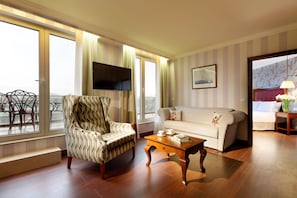 Junior-Penthouse, Terrasse (Suite) | Minibar, Zimmersafe, individuell dekoriert, Schreibtisch