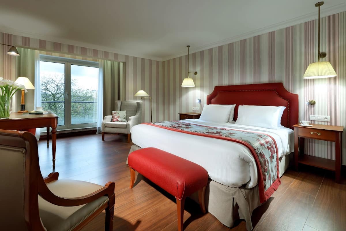 Minibar, in-room safe, individually decorated, desk