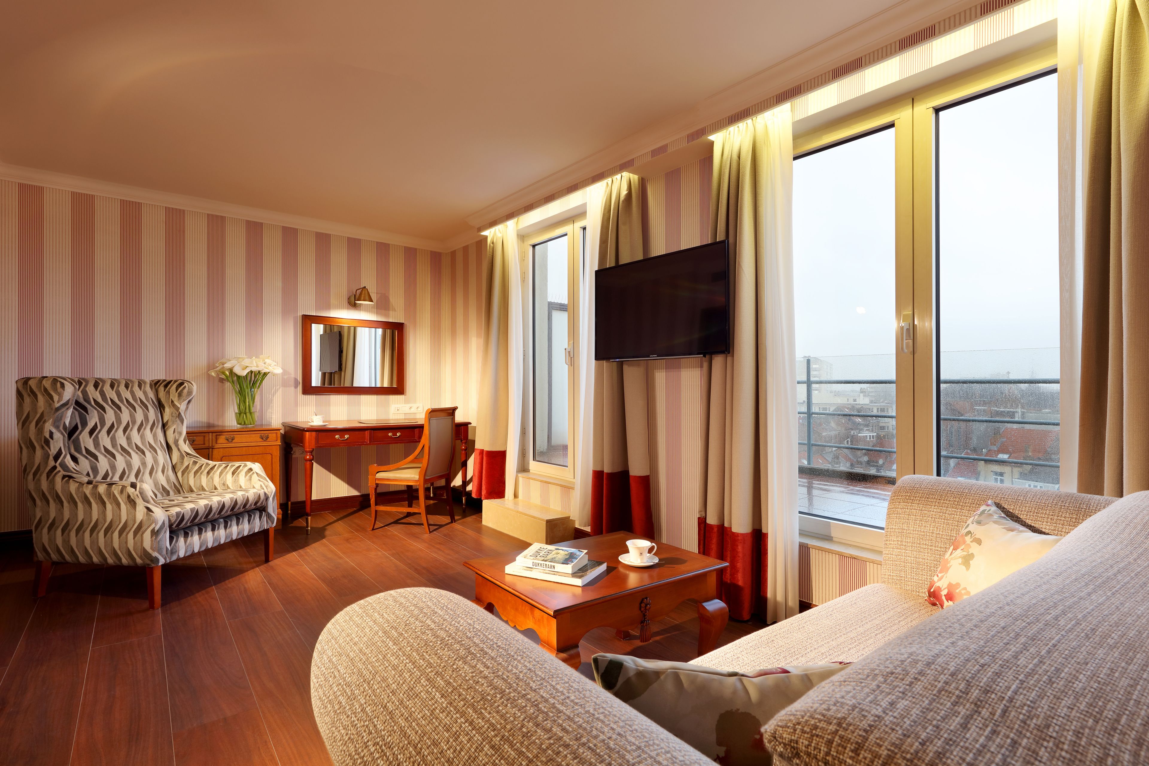 minibar, in-room safe, individually decorated, desk