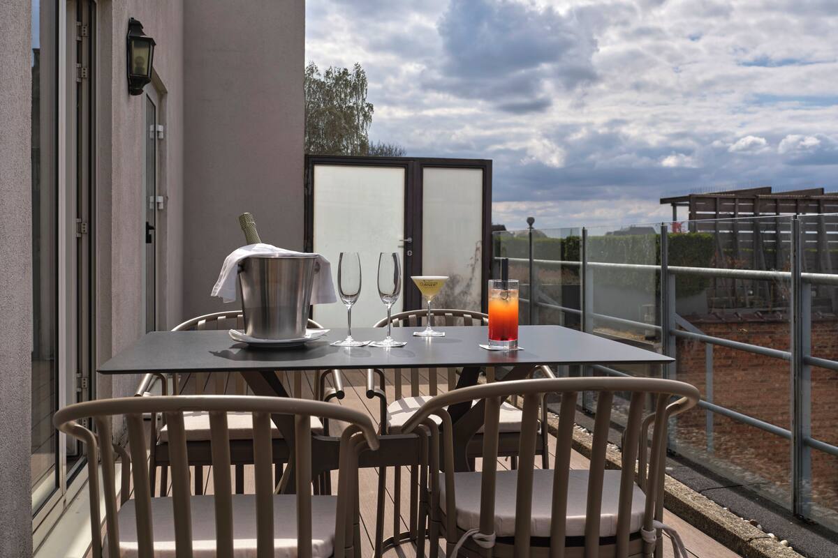 Junior Penthouse, Terrace (Suite) | Minibar, in-room safe, desk, blackout curtains